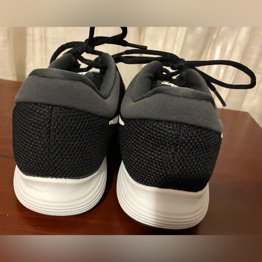 Nike Men's Black and White Athletic Running Shoes 9.5E (Wide) - Picture 3 of 5